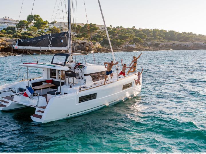 Yacht charter in Tortola, British Virgin Islands - a 8 guests catamaran for rent.