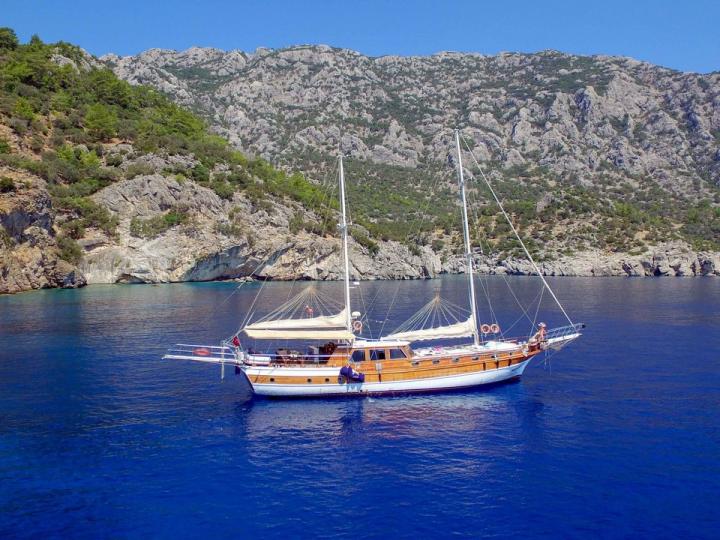 Sail on a beautiful power boat for 16 guests in Marmaris, Turkey - the ultimate vacation trip on a yacht charter.