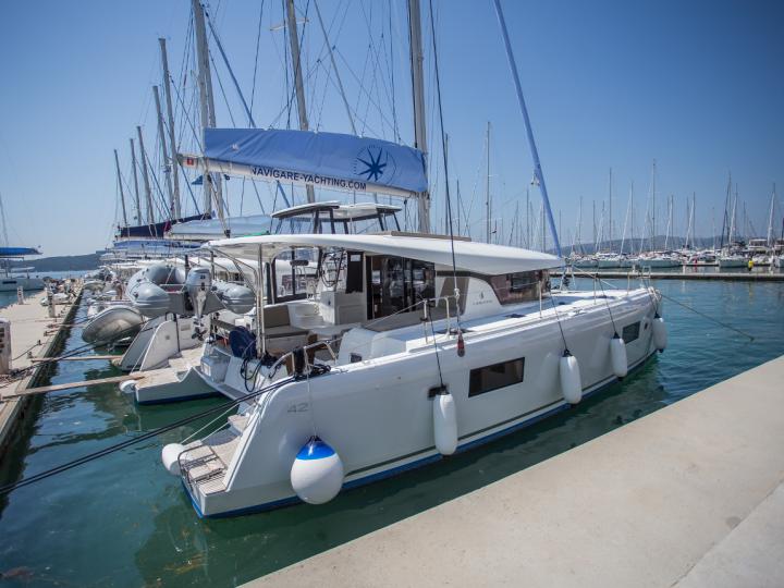Rent a boat in Dalmatia, Croatia and discover boat trip on a catamaran in Dubrovnik.