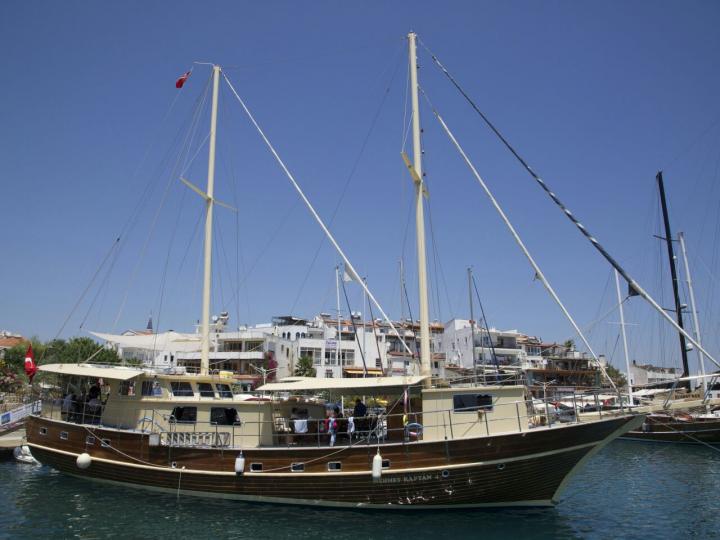This wonderful luxe gulet yacht is  27.m  long and for 16 people